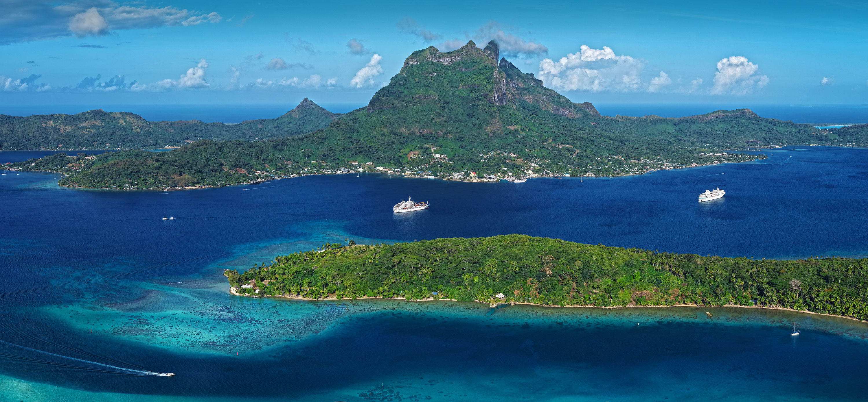 Vue panoramique de Bora Bora et de son lagon turquoise depuis le ciel