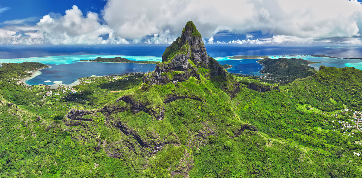 Vue aérienne spectaculaire du mont Otemanu à Bora Bora, entouré d'une végétation luxuriante, de lagons turquoise et de motus, dans l'archipel de la Société en Polynésie française