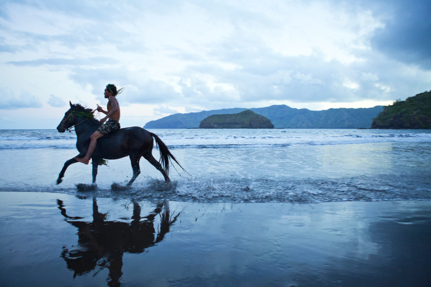 maohi à dos de cheval à la mer