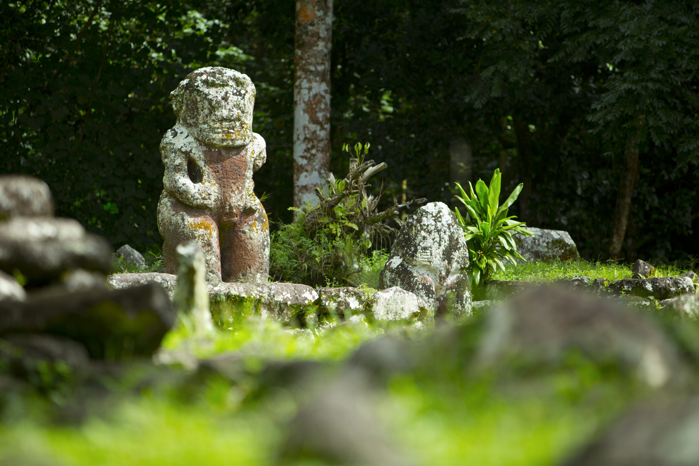 Rücken an Rücken Tikis Marquise Inseln